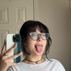 Meet your Posher, Senia